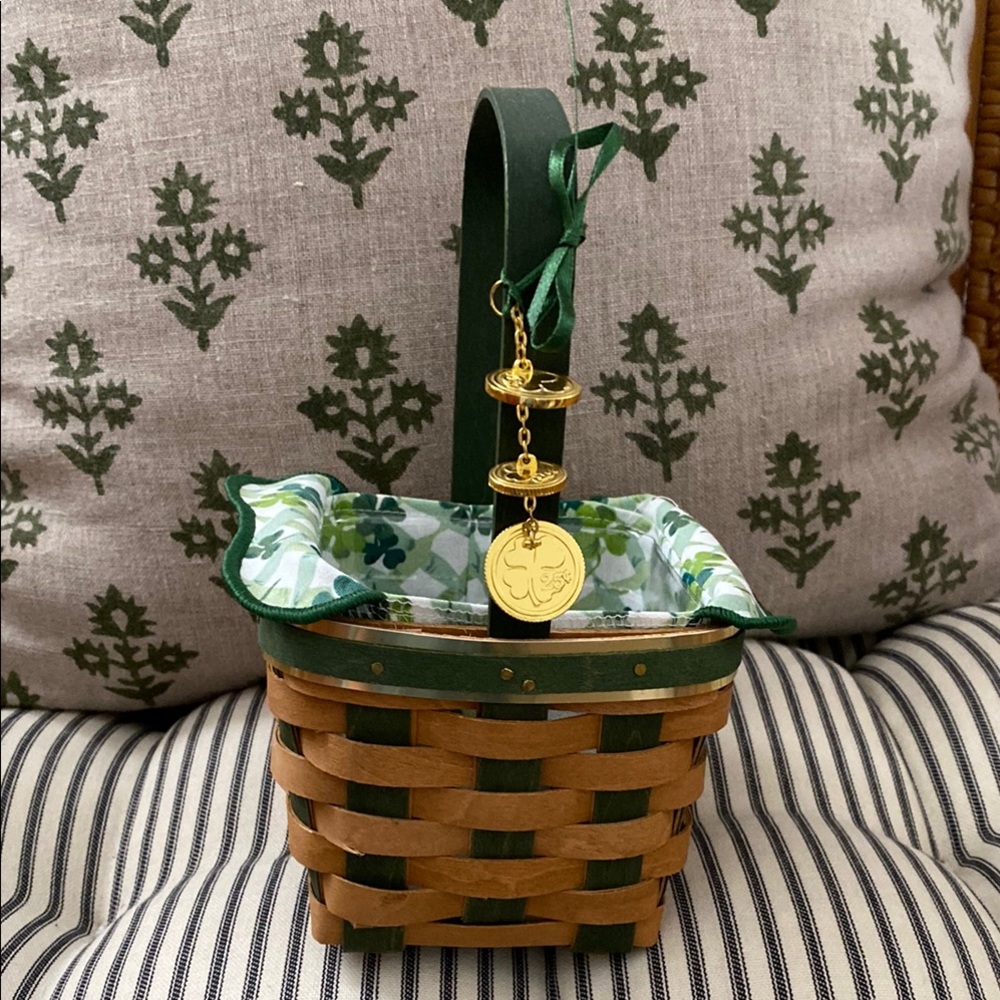 ☘️Longaberger ☘️St. Patrick’s Day Woven Basket w/ Gold Accents & Shamrock liner